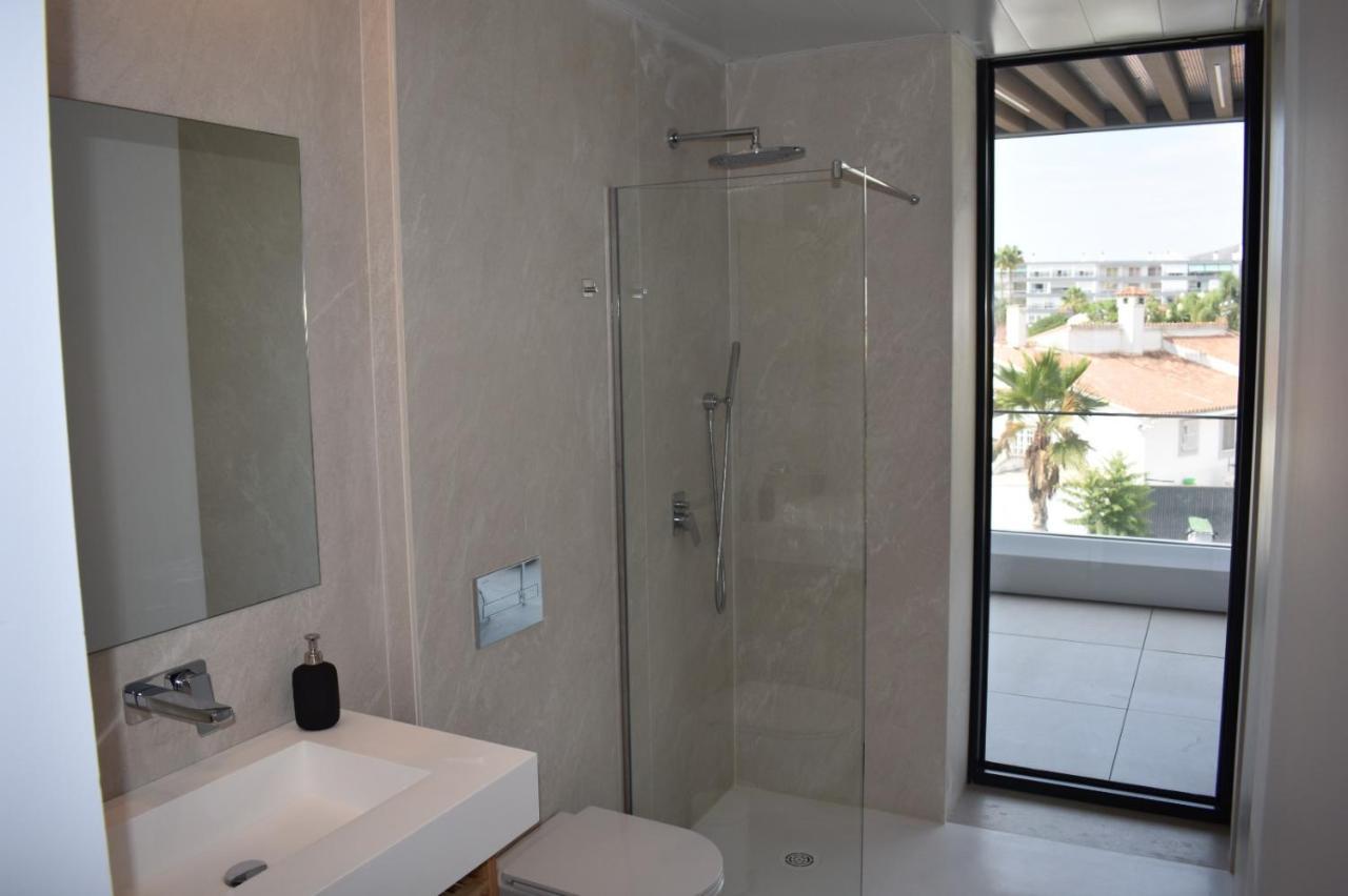 Luxury Complex Beachfront Apartment, Infinity Pool, Sauna, Gym And Large Terrace Appartement *