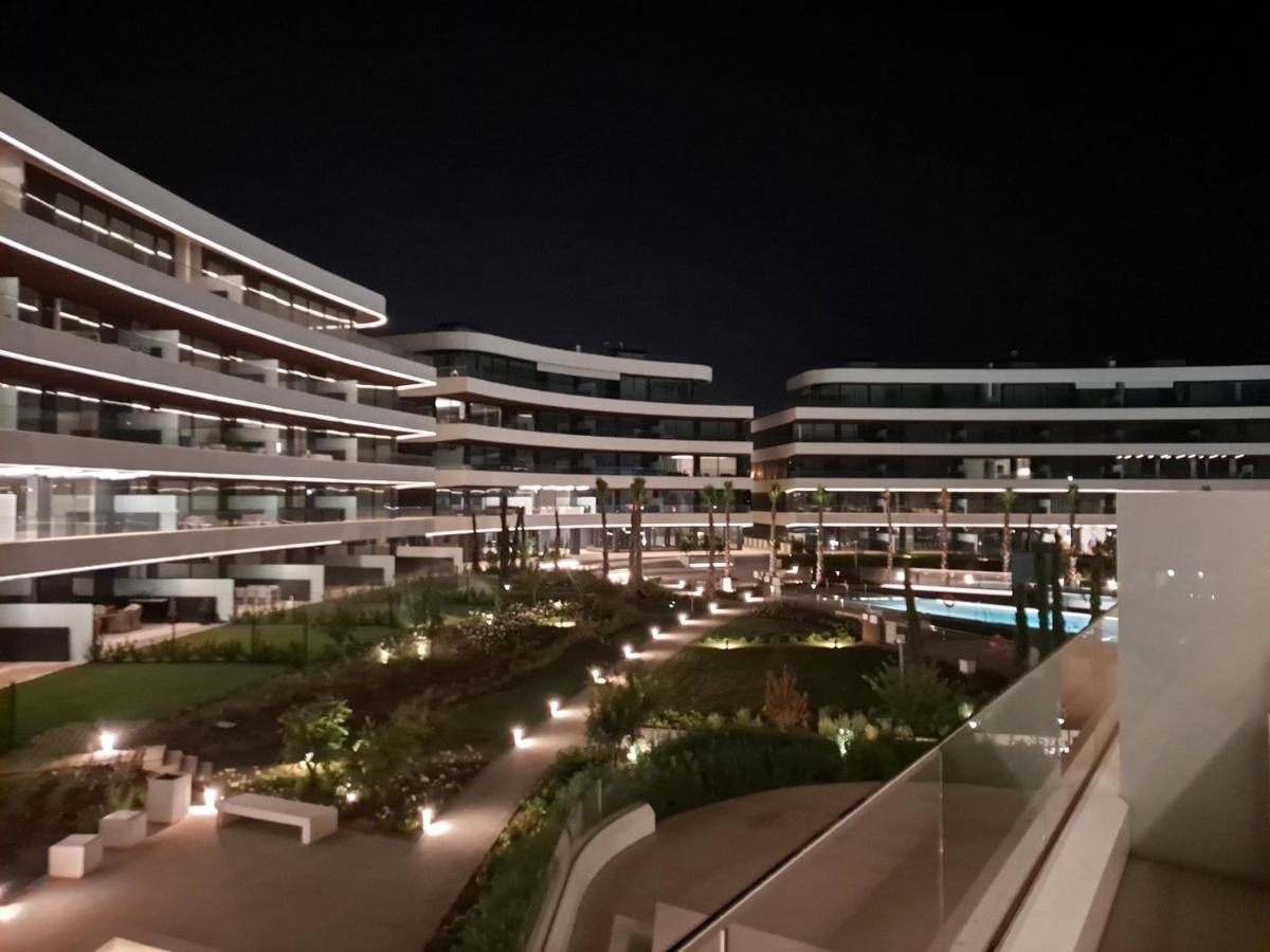 Luxury Complex Beachfront Apartment, Infinity Pool, Sauna, Gym And Large Terrace Appartamento