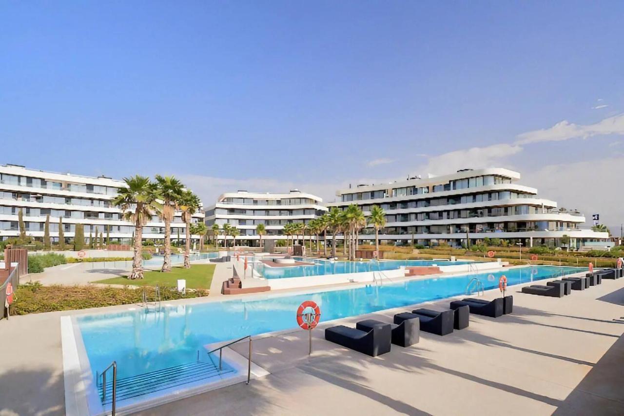 Luxury Complex Beachfront Apartment, Infinity Pool, Sauna, Gym And Large Terrace Appartamento